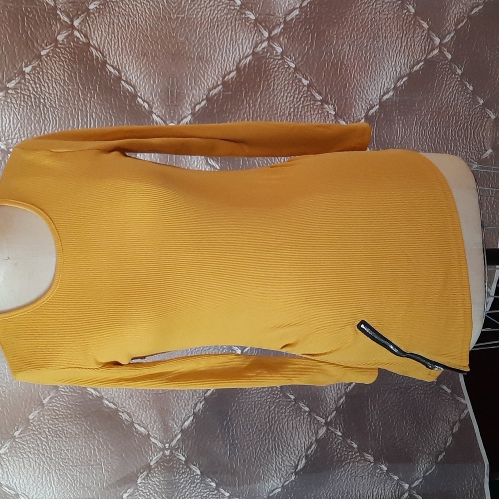 MUSTARD Long-Sleeved Ribbed Tunic Tee Shirt.